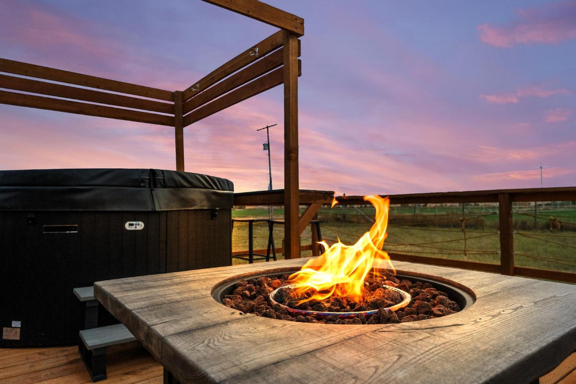 Modern Tiny Cabin, With Hot Tub In Choteau Mt Extérieur photo