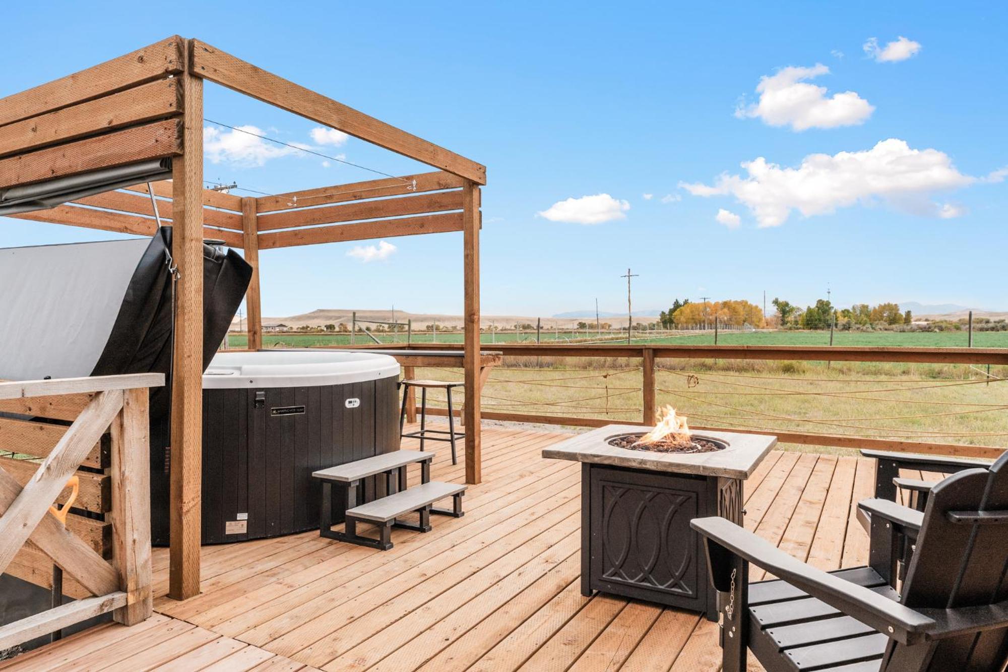 Modern Tiny Cabin, With Hot Tub In Choteau Mt Extérieur photo